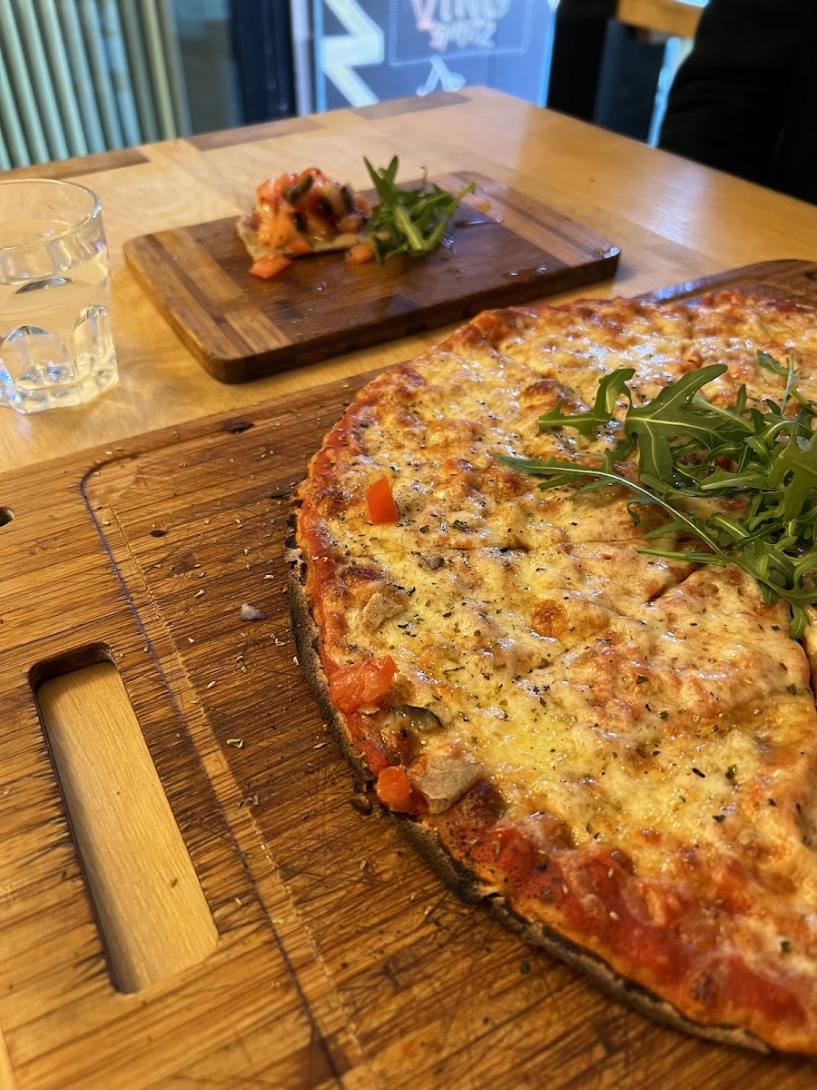 Bruschetta and Margharita pizza (they were... okay).