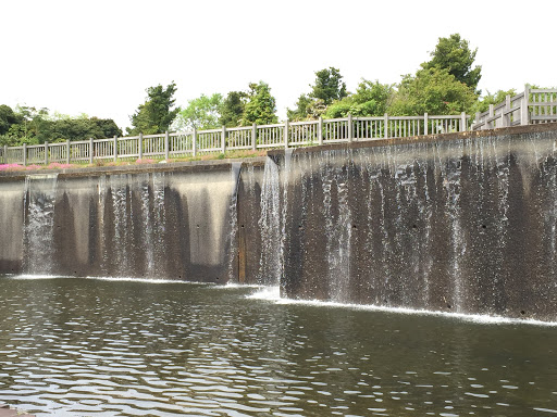 吉田町公園の滝