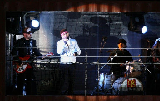 Former Beatle Ringo Starr (C) and former Eurythmics frontman Dave Stewart (L) perform on the roof of St Georges Hall in Liverpool, north-west England, 11 January 2008.