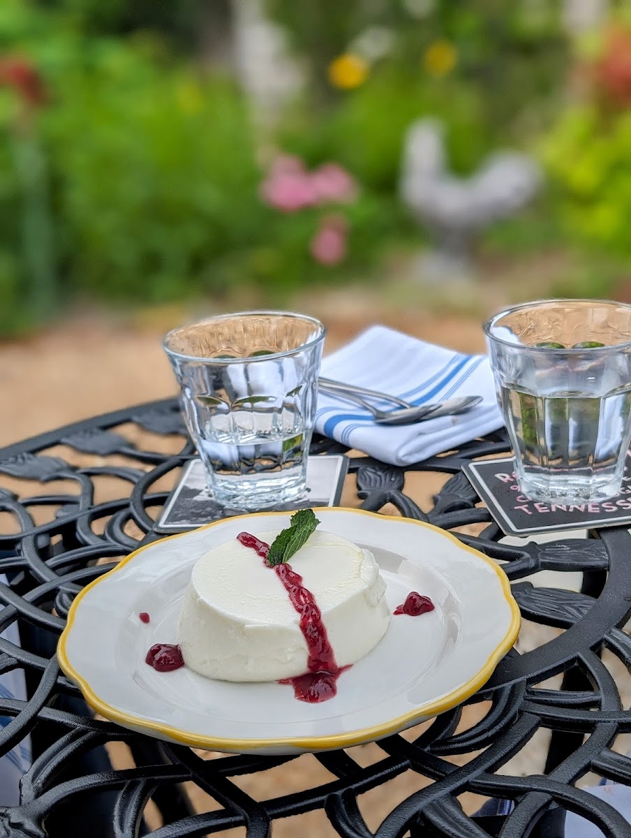 Vanilla Panna Cotta with Mixed Berry Compote