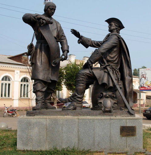 памятник Петру 1 и Михаилу Сердюкову