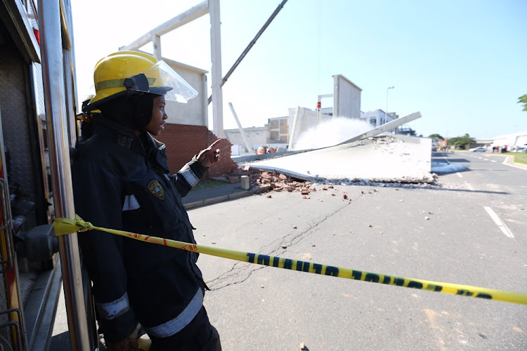 A building‚ which had been under construction‚ collapsed on Chamberlain Road in Wentworth‚ south of Durban.