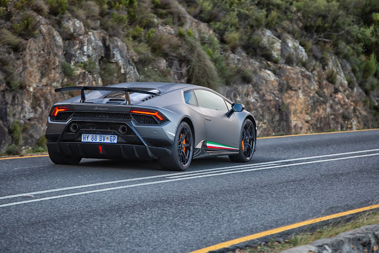That large rear wing isn’t for show; it’s part of a clever ALA active aerodynamics system that helps the Performante nail scintillating laptimes.