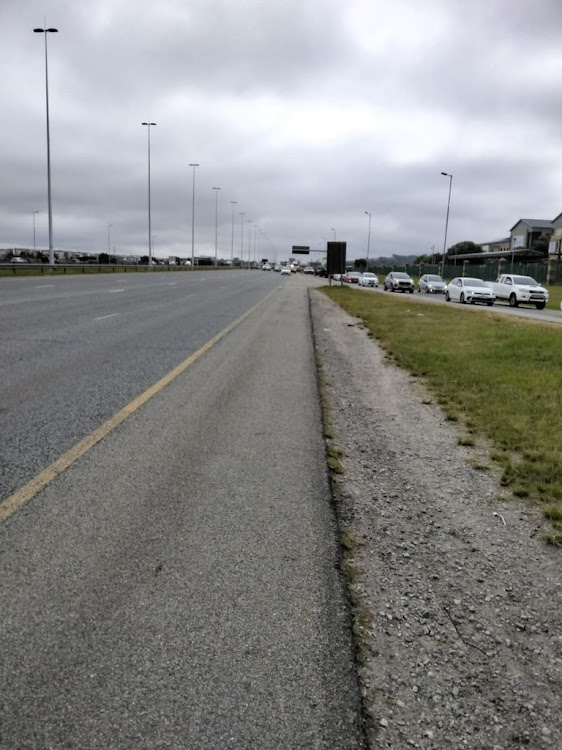 The R21 highway has been closed between the Olifantsfontein Road and Nellmapius Drive due to collapsed overhead powerlines.
