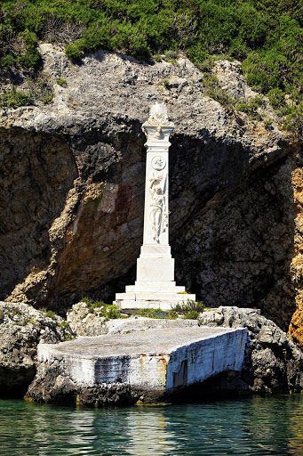 The monument of Santa Rosa - Τ