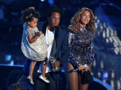 Jay-Z presents the Video Vanguard Award to his wife Beyonce as he holds their daughter Blue Ivy during the 2014 MTV Video Music Awards in Inglewood, California August 24, 2014. /REUTERS