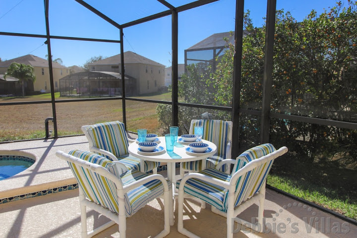 Alfresco dining on Emerald Island