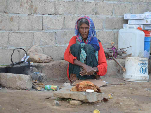 A woman sits next to here cooking tools at a makeshift camp for internally displaced people in al-Jarahi, south of the Red Sea port city of Houdieda, Yemen February 22, 2017. /REUTERS