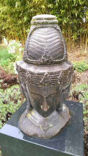 Dreikopf Statue 