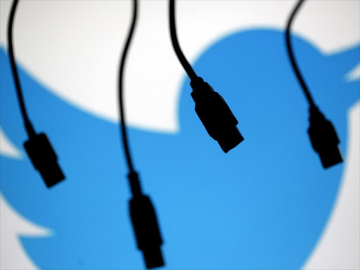 Electronic cables are silhouetted next to the logo of Twitter in this September 23, 2014 illustration photo in Sarajevo.Photo/REUTERS