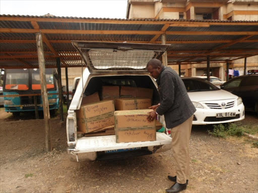 Kenya Pharmacy and Poisons Board Senior Inspector of Drugs offloads some of the drugs recovered during crackdown on illegal chemists in Nairobi at Kasarani police station, August 24, 2016 /JOSEPH NDUNDA
