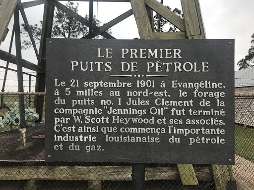 Le 21 septembre 1901 á Evangéline, á 5 milles au nord-est, le forage du puits no. 1 Jules Clement de la compagnie "Jennings Oil" fut terminé par W. Scott Heywood et ses associés. C'est ainsi que...