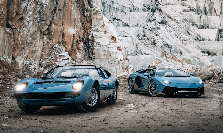 The bright Azzurro Flake color replicates the original special livery of the one-off vehicle, while the shiny, black-painted carbon fiber of the roof and rear engine cover is a nod to the roofless nature of the Miura.