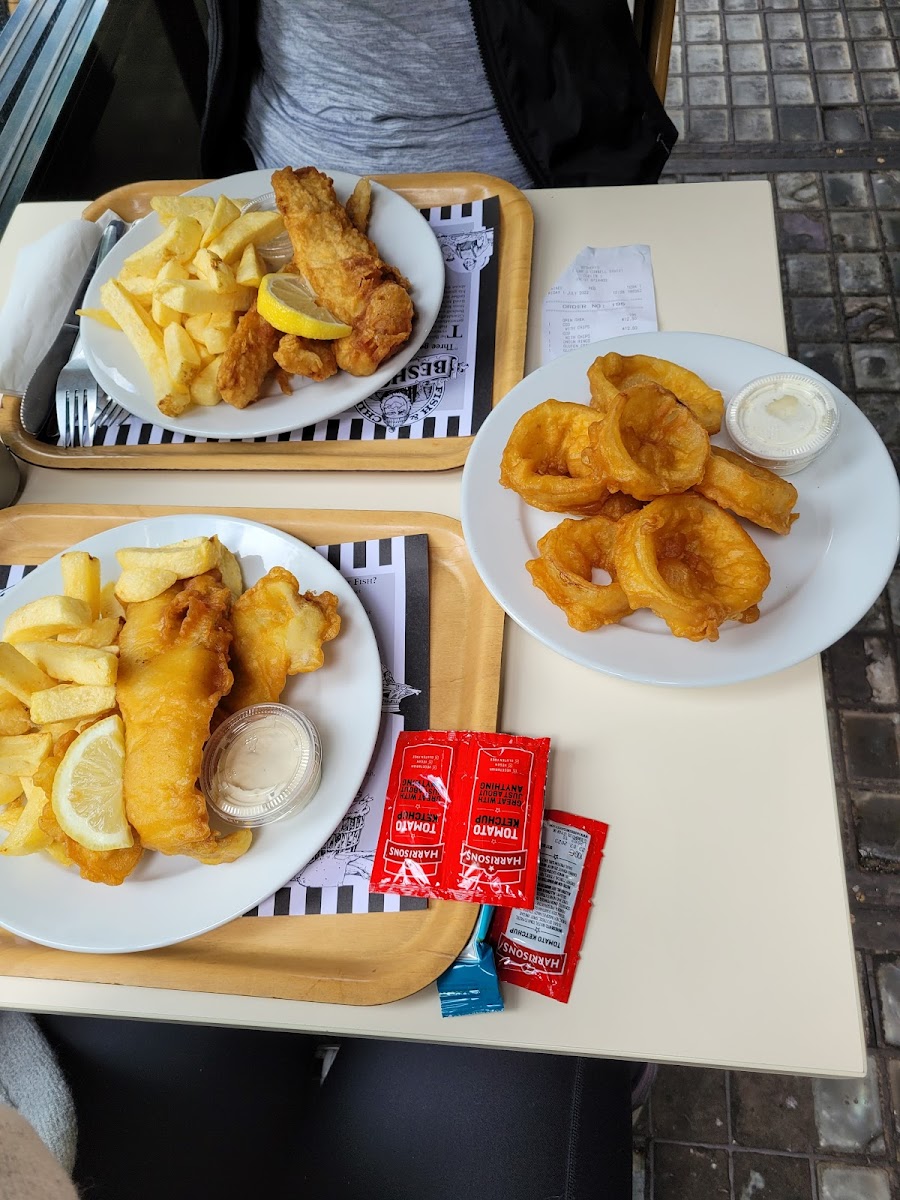 L'assiette du bas est sans gluten et les rondelles d'oignon aussi! Miam!