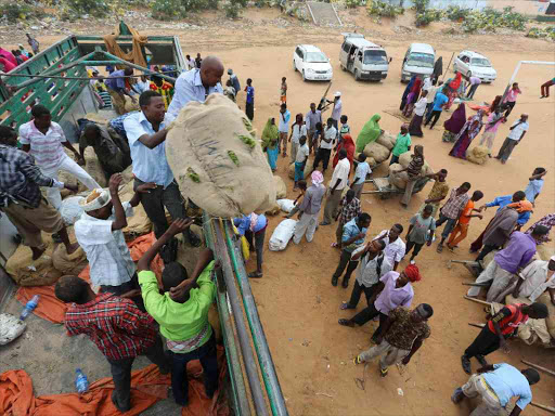 Porters gather around a truck carrying khat in Mogadishu /REUTERS