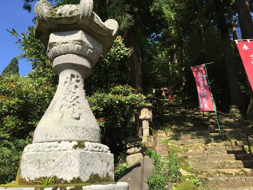 摩尼寺　石灯篭