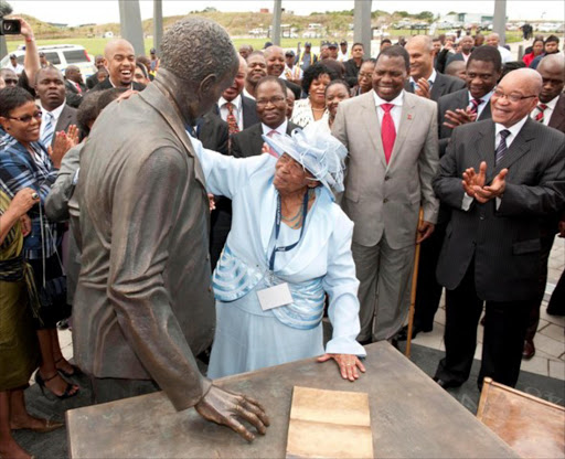 Lulu Dube, daughter of John Langalibalele Dube looking at a statue of her father at the launch of the Dube Tradeport with the Minister of Transport; Sibusiso Ndebele, KwaZulu-Natal Premier; Dr Zweli Mkhize and President Jacob Zuma.