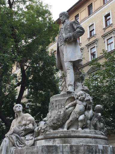 Semmelweis Ignác szobra,a Róku