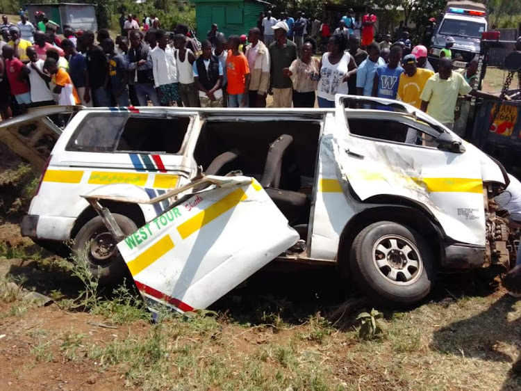 Members of the public at the scene of accident in Ojola, Kisumu West subcounty on Tuesday.