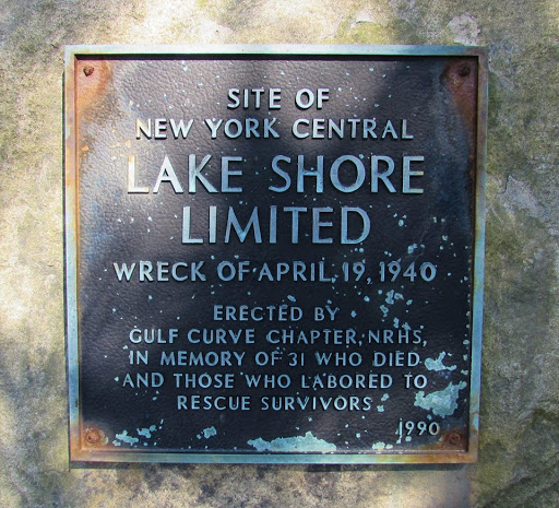 Site of New York Central Lake Shore Limited wreck of April 19, 1940.  Erected by Gulf Curve Chapter, NRHS, in memory of 31 who died and those who labored to rescue survivors.  1990