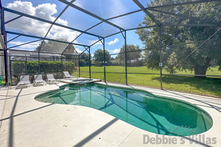 Sunny south-facing pool and spa at this Davenport vacation villa