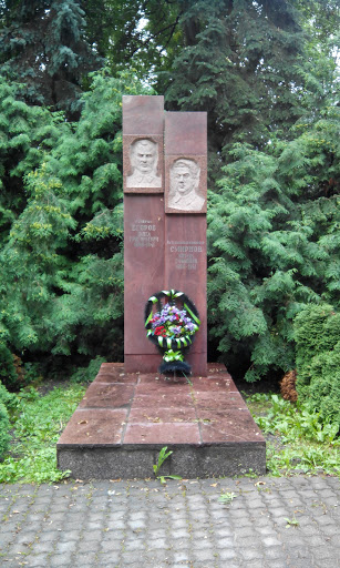 Памятник генералу Егорову и комиссару Смирнову
