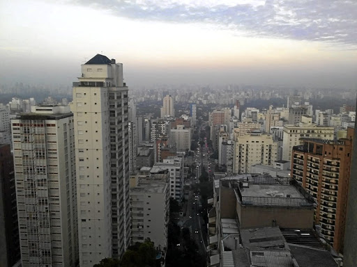 Over 70 nations have come together to create the city of São Paulo , with its coffee aromas, graffiti and high-volume traffic.