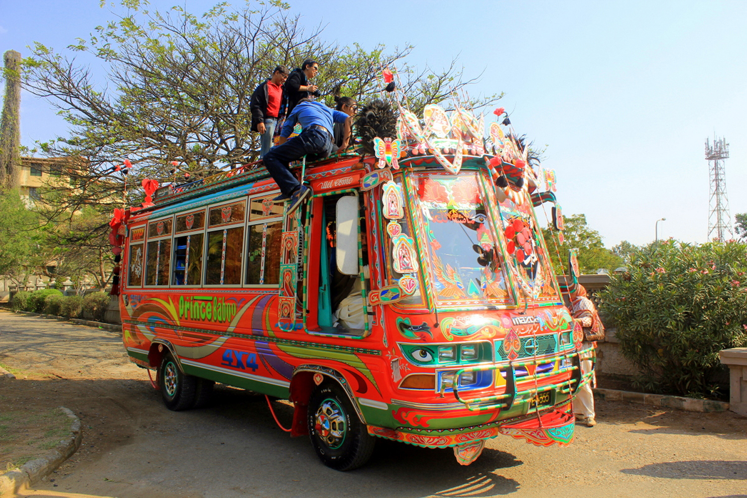 A bus tour throws light on Karachi’s urban geography