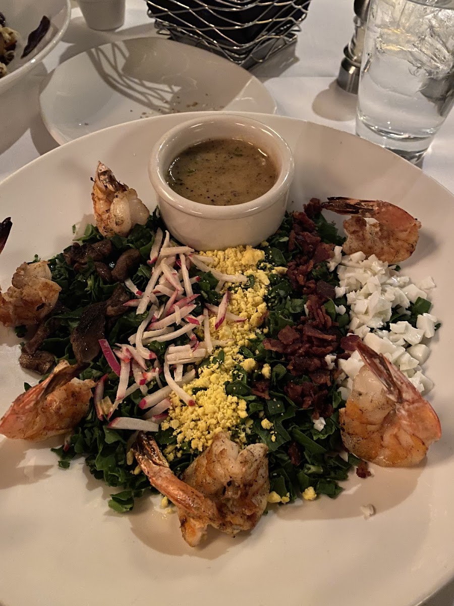 Salad & added shrimp! Very good.