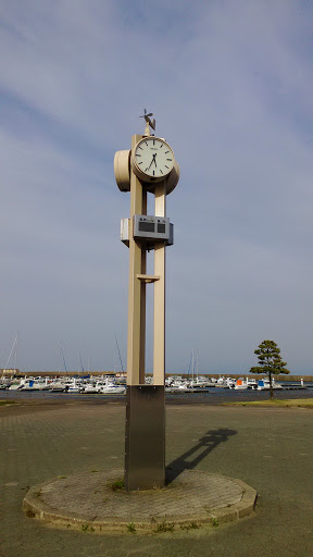 海竜の風速計付き時計塔