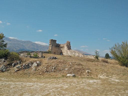 Sant'Eusanio - Ruderi del castello medievale