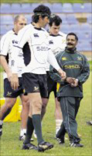 CAPE TOWN, SOUTH AFRICA - 17 June 2008, Peter de Villiers talking to Victor Matfield during the Springboks training session held at Hamiltons Rugby Club in Cape Town, South Africa.\nPhoto by Gallo Images\n\nTALL ORDER: Springboks coach Peter de Villiers talks to Victor Matfield during a training session held at Hamiltons Rugby Club in Cape Town recently. page46, sow 25/06/08.