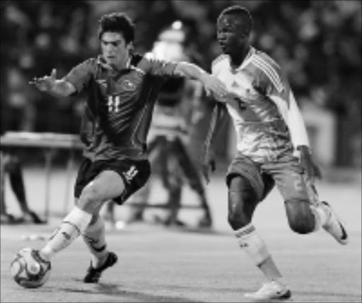 SPEEDY: Chile's Mark Gonzalez, left, is chased by Bafana Bafana's Siboniso Gaxa during their international friendly match at Peter Mokaba Stadium in Polokwane on Wednesday night. 11/02/09. Pic. Lefty Shivambu. © Gallo Images.