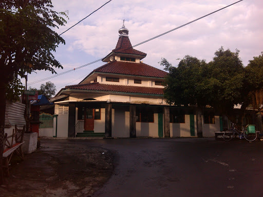 Masjid Depan Gereja Karangturi