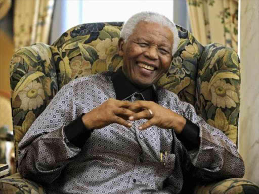 Former president of South Africa Nelson Mandela chats with Britain's Prime Minister Gordon Brown (unseen) during a meeting at his hotel in central London, in this June 24, 2008 file photo. Photo/REUTERS