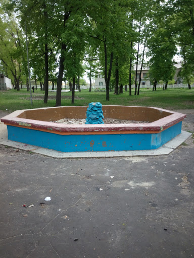 Старый фонтан в парке ЖД.