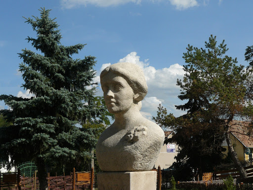 Jászai Mari szobra