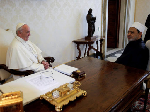 Pope Francis meets Sheikh Ahmed Mohamed el-Tayeb (R), Egyptian Imam of al-Azhar Mosque, at the Vatican May 23, 2016. /REUTERS