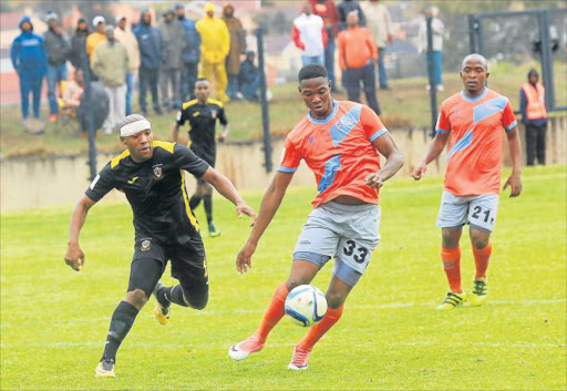 IN HOT PURSUIT: Mthatha Bucks’ striker and current top goalscorer, Mpho Erasmus, left, challenges Witbank Spur’s Marvin Sikhosana for the ball during their National First Division encounter where they drew 1-1 at the Mthatha Stadium over the weekend Picture: SUPPLIED