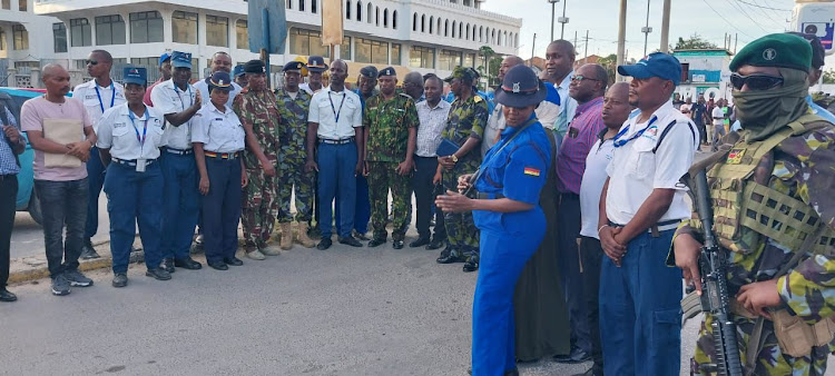 The team take a group photo after resolving their differences following an altercation between KDF soldiers, police officers and private security guards at the Likoni crossing channel on Saturday.