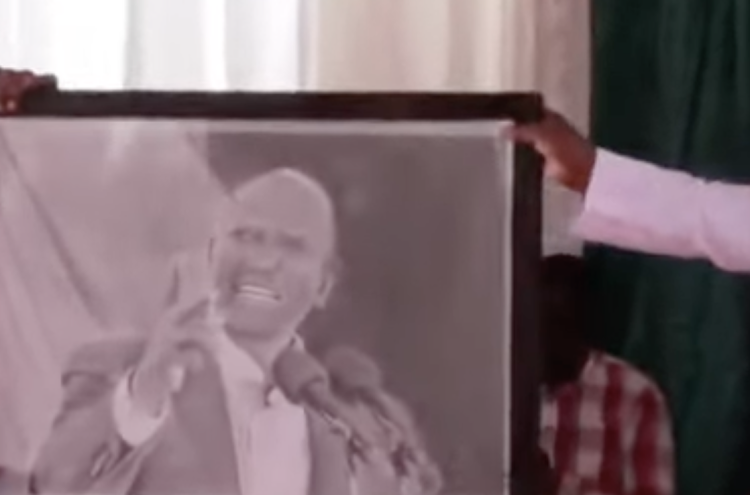 President William Ruto recieving a portrait from a hustler in Bungoma on August 27, 2023