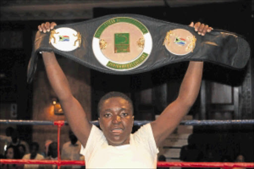 MISS DELIVERY: New SA flyweight queen Lizbeth Sivhaga poses with the belt after defeating Noxolo Makhanavu on Saturday night. PHOTO: ELIJAR MUSHIANA