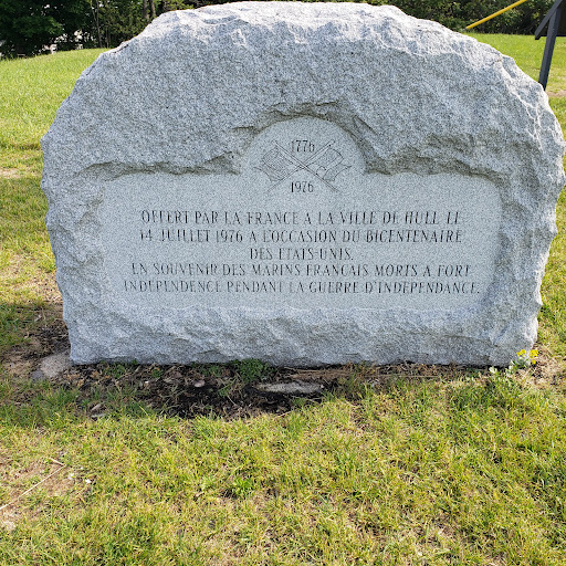 OFFERT PAR LA FRANCE A LA VILLE DE HULL LE 14 JUILLET 1976A L'OCCASION DU BICENTENAIREDES ETATS-UNIS.EN SOUVENIR DES MARINS FRANCAIS MORTS A FORT INDEPENDENCE PENDANT LA GUERRE D'INDEPENDANCE.
