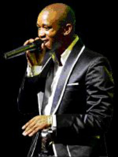 MR COOL : Theo Kgosinkwe knows how to charm his way into the audience's heart: Pic. MABUTI KALI. 05/05/2009. © Sowetan.