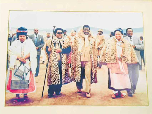 GLORY DAYS: AmaRharhabe Queen Noloyiso Sandile, her late husband King Maxhoba Sandile, second left, his widow , left, the late AmaGcaleka King Xolilizwe Sigcawu (Second Right) and his widow and senior wife Queen Nondwe Sigcawu in this file picture from King Sandile’s coronation at Mngqesha Great Place in 1991(Right) Picture: SUPPLIED