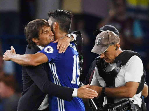Chelsea manager Antonio Conte celebrates with Diego Costa at the end of the match against West Ham United. Photo/Reuters