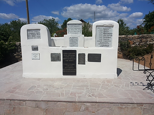 Брадская могила умерших в 1939-1945 годах.