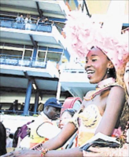 SIZZLING: One of the fashionistas that graced the Durban July on Saturday. © Sowetan.