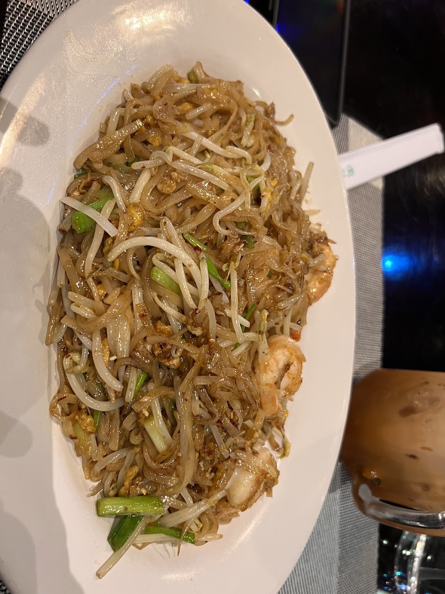 Shrimp pad thai