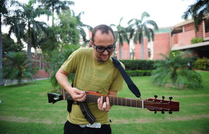 A Colombian peace activist brings his unusual instrument to Delhi